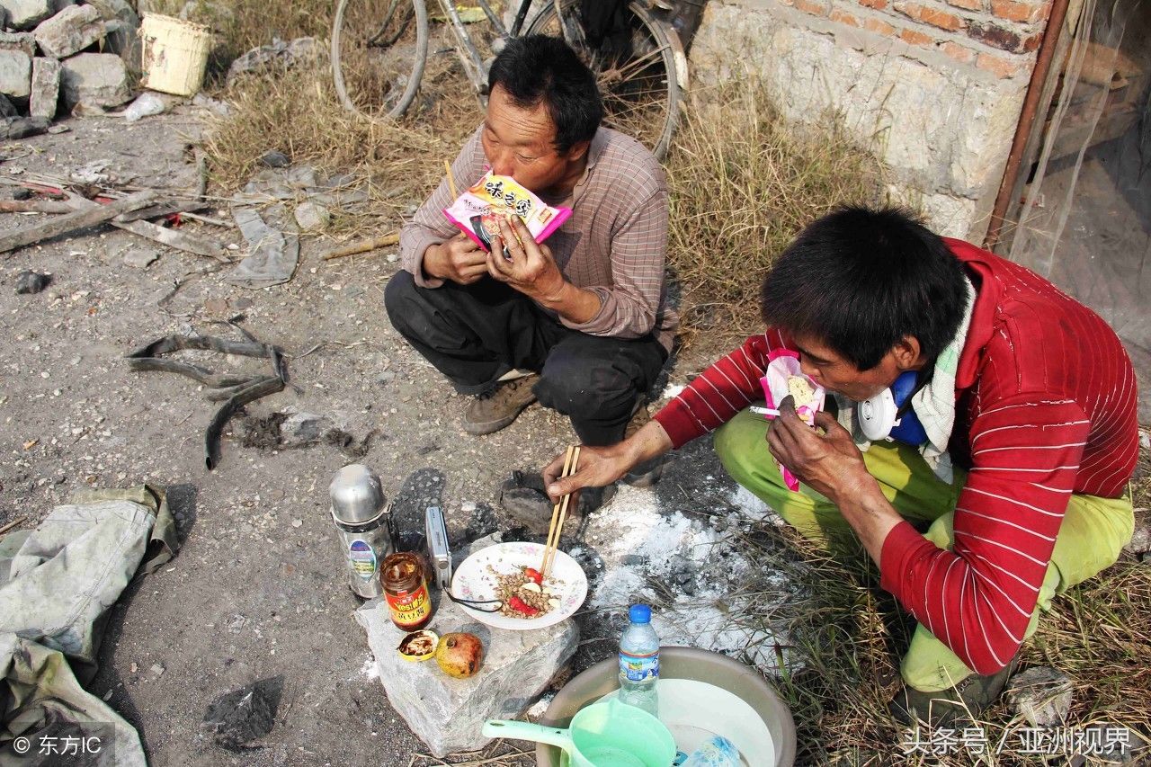 实拍农民工午饭，不舍得吃的他们，尽可能省下钱寄回老家补贴家用