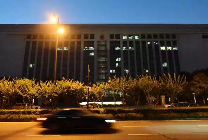 在法院上班的小伙,写了首加班歌!夜晚十点半的