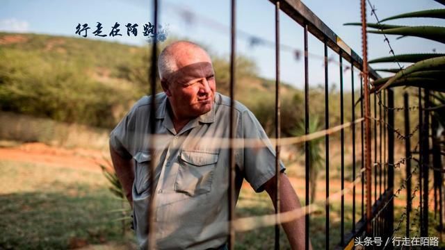 20年天堂到地狱:高高在上的白人沦为难民,住贫民窟也不走