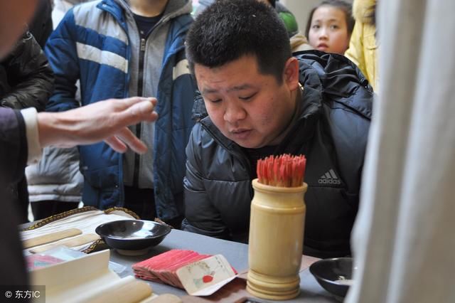 为了排面砍了门口两棵大松树，算命先生；格局已破，在没好日子