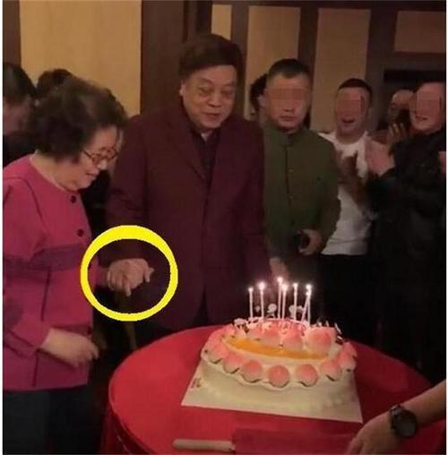 赵忠祥77岁生日携妻大秀恩爱 二人退休后生活