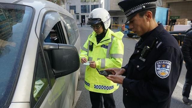 消防大队联合交警铁骑开展占用消防车通道整治