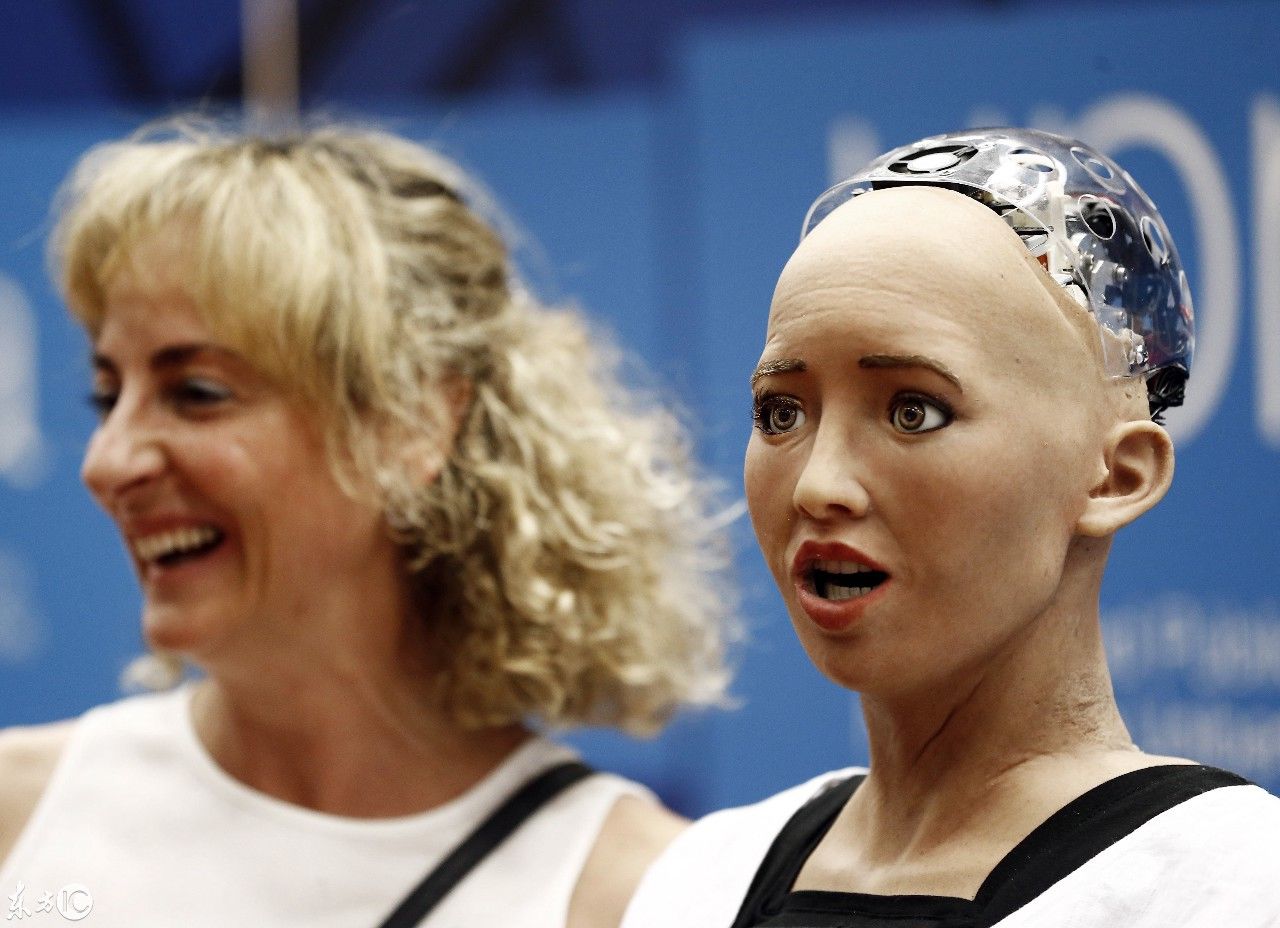 沙特机器人公民索菲亚近日在西班牙某公立大学