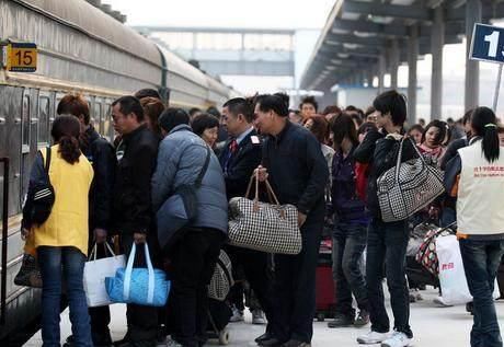 女子抱着女儿坐火车，乘务员火车上推销盒饭，却意外救了孩子性命