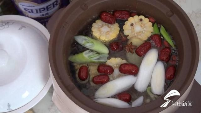 80秒丨“搬砖姐”秦玉瓶的新年:有弟弟在的地方就是家