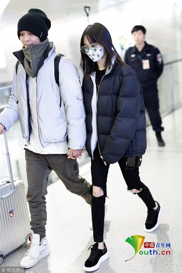 互穿衣服?郑爽男友张恒疑似穿女友外套秀恩爱