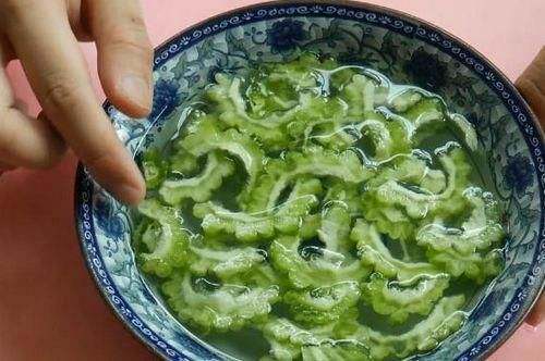 苦瓜切片加此物泡水,8大作用来得太及时,知道