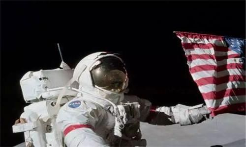 美国登月时在月球上插的旗子，现在咋样了?说出来你都不会信