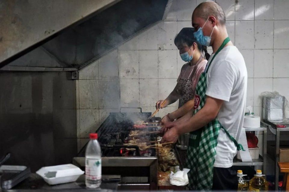 跟着当地人在深圳老城寻美味 这些隐秘小店打着灯笼也难找