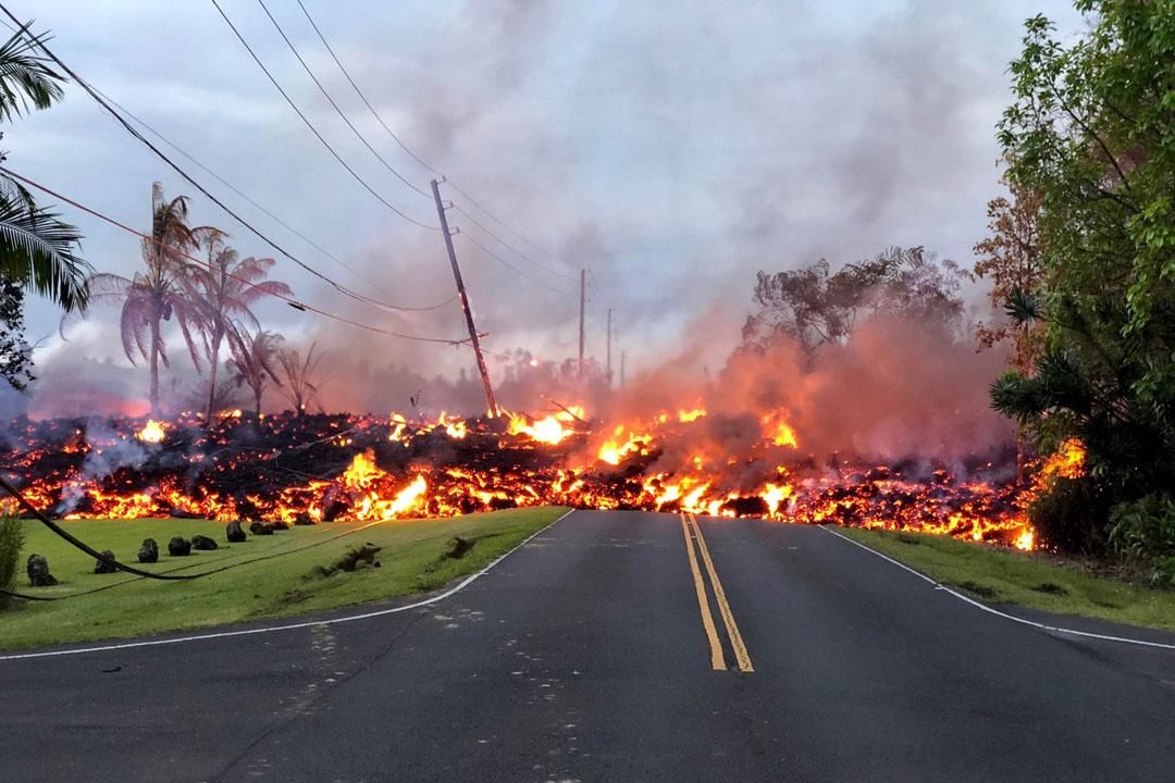 夏威夷火山再发威 熔岩流向居民区阻断道路民众淡定拍照