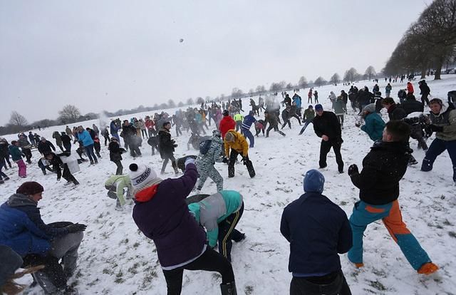 英国遇“超级暴雪” 300人打雪仗嗨翻天