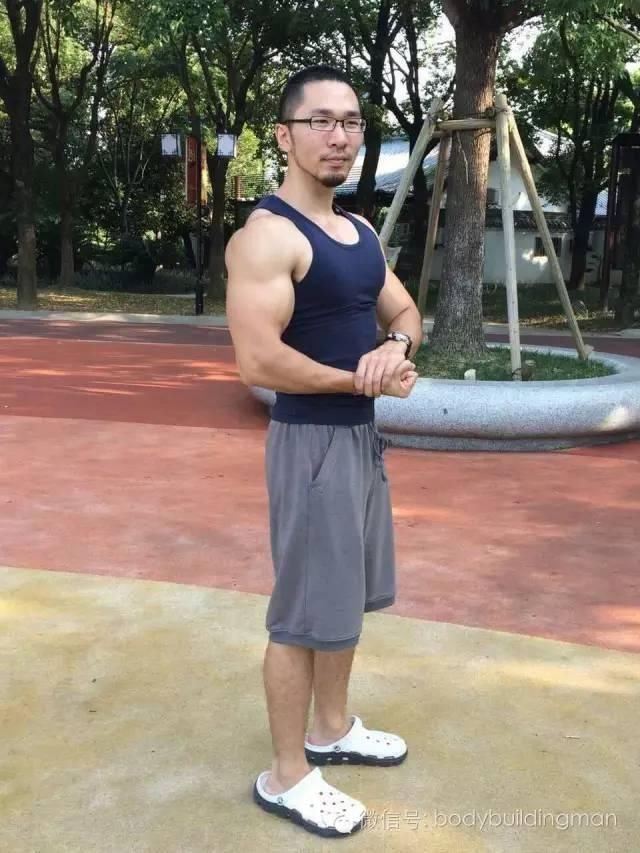 “当时肚子有肥肉,想练出腹肌,想法很单纯”