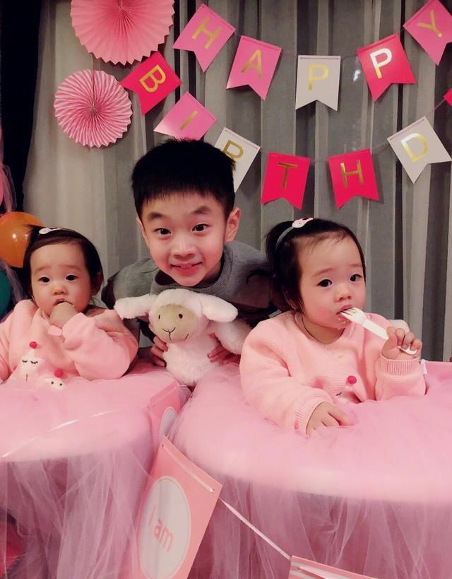 杨威双胞胎女儿1岁生日,小暖男杨阳洋怀抱俩妹