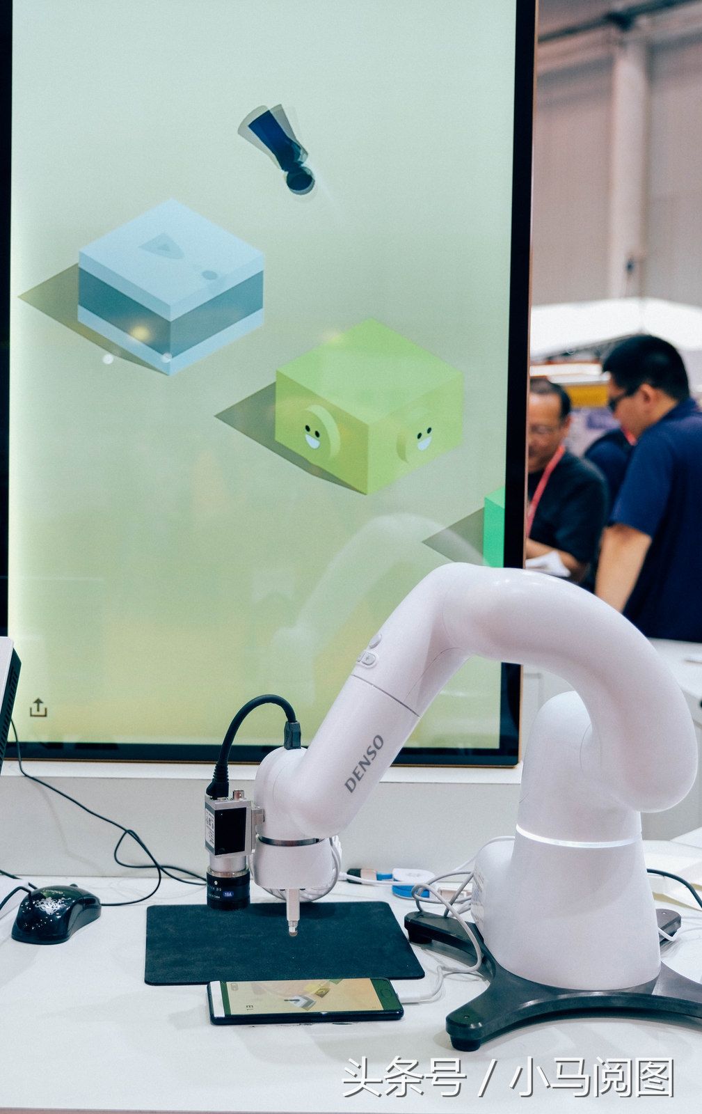 工业博览会首次离开上海在武汉举行 机器人大