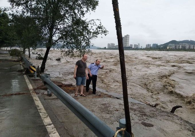 射洪公安交警大队全警动员 打响防洪抢险保卫