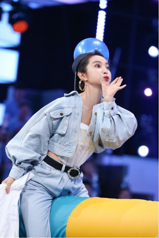 什么衣服都难不倒李冰冰，穿牛仔服套装，内搭背心像塑身衣