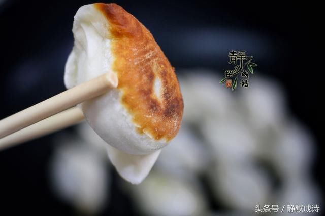 一个饺子两种口感，既焦脆又软嫩，饺子这样做比煮好吃！