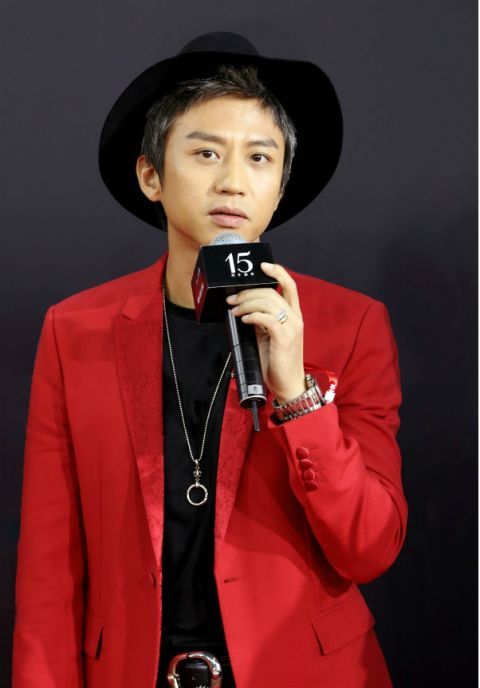 邓超为宣传孙俪电视剧挑战水下说话 视频录完