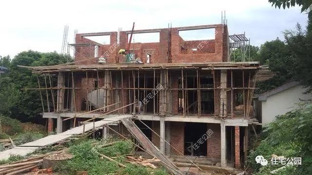 实拍,2层农村别墅仅花24万,还带地下室,怎么做到的