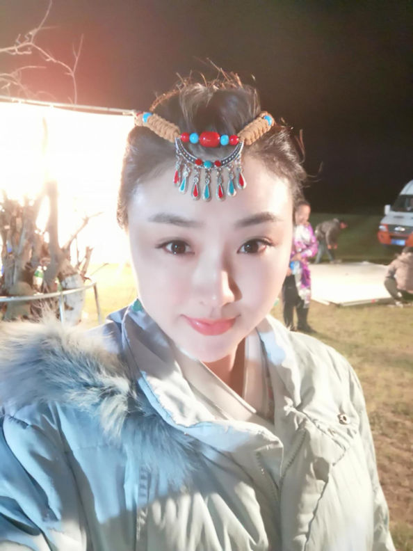 歌手肖洋萌美表情自拍彰显曝光可爱范儿jojo中dio表情包图片