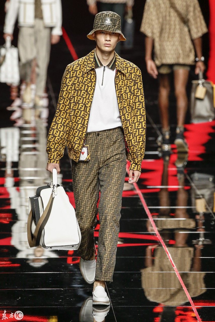 巴黎时装周走秀款衣服 t01a288fb39bbba6277.jpg