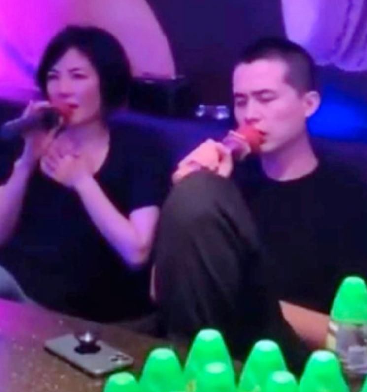 王菲KTV约唱小鲜肉，全程紧挨心情好，网友：谢霆锋知道吗？