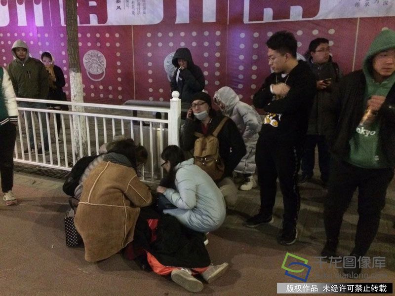 快递摩托撞倒行人 北京通州路人纷纷出手相助
