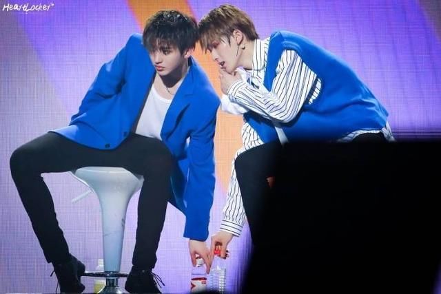 蔡徐坤朱正廷整理衣服,陈立农的表情暗示了两