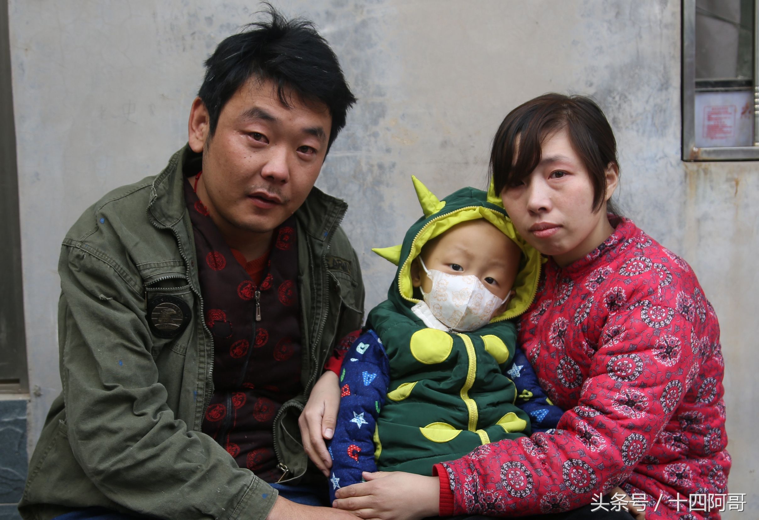 包工头借钱垫付农民工资老板跑路,现儿子重病