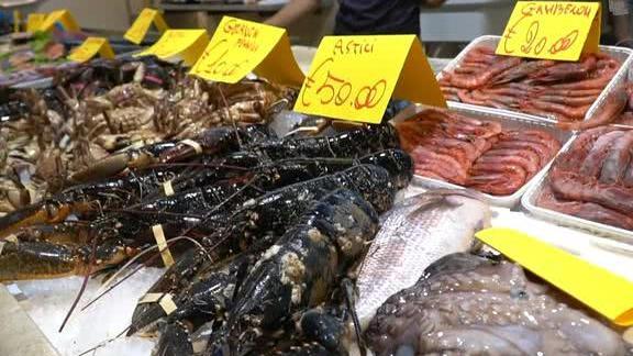 逛意大利海鲜市场,买了2只龙虾5只螃蟹,结账时