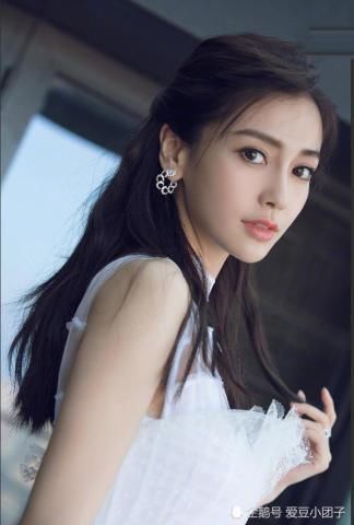唐嫣,杨颖出席活动,同为公主风装扮,差距不是一般的大