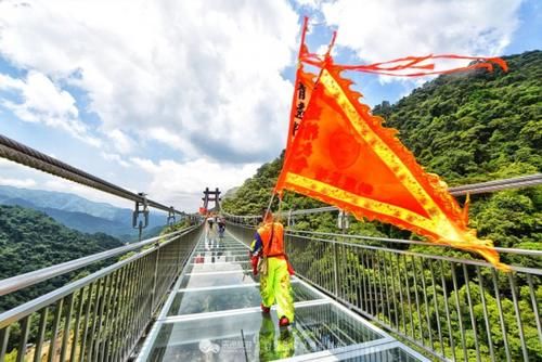 世界最长最高最宽最大的玻霸在广东清远