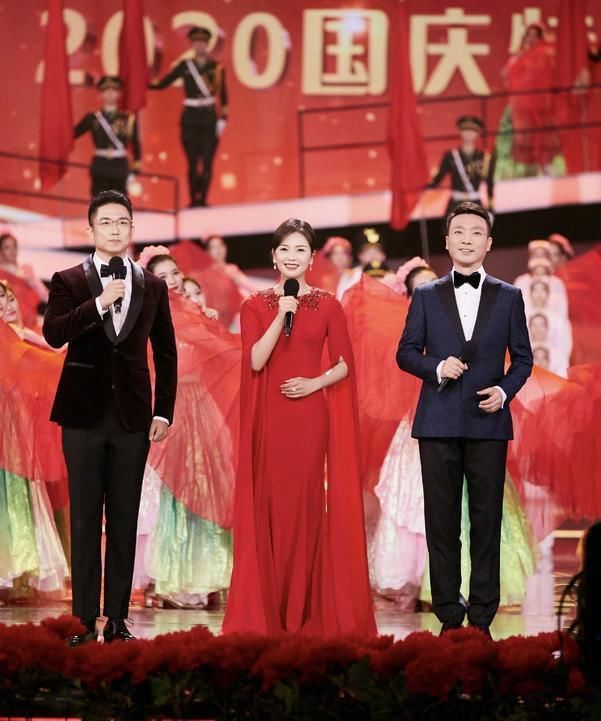 刘涛身材好出众，120斤穿修身礼裙秀蜂腰，瓷瓶胯曲线真招摇