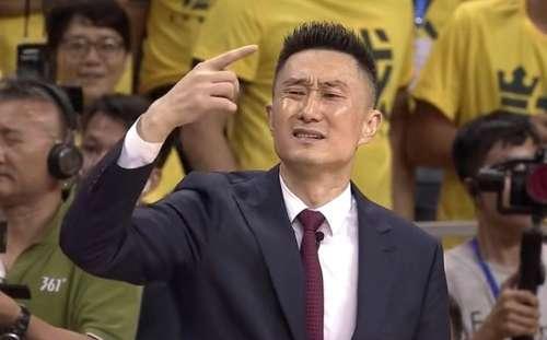 新疆1:0广东!杜峰图片太抢镜:a图片+不满+欢带通字的卡老公表情包表情图片