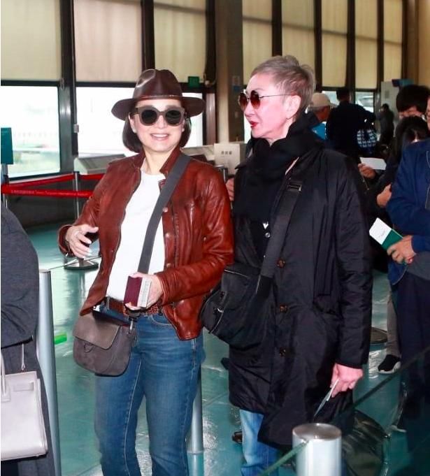 64岁林青霞与67岁施南生同框比美,玉镯太抢镜