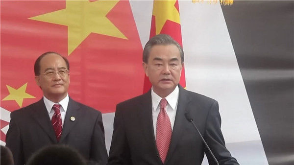 中国驻巴拿马大使馆正式揭牌 王毅与巴拿马总