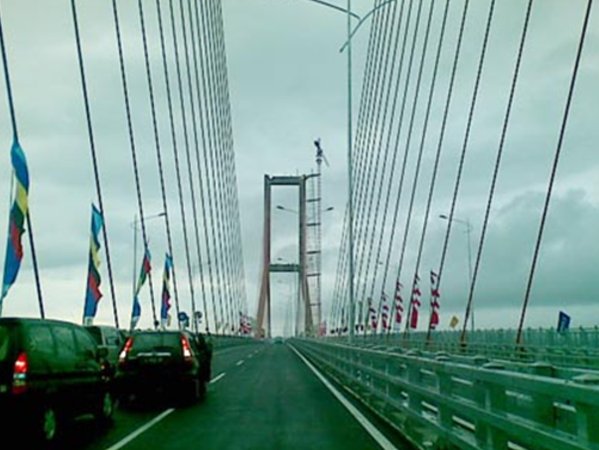 先看我国援建印尼的大桥，再看日本援建越南的大桥，差距显然