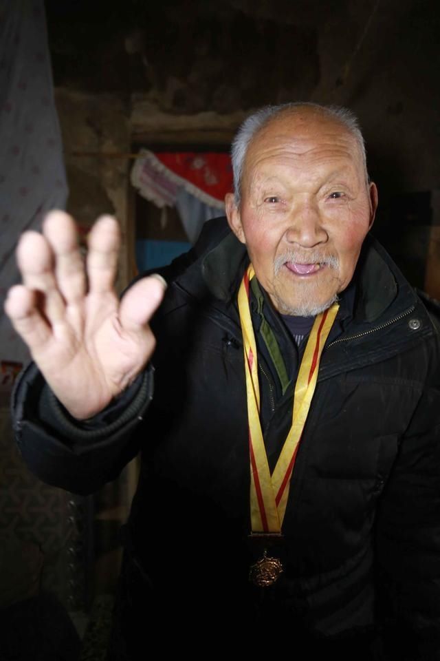 农村大爷家藏把日本鬼子军刀 刻有天皇字样 说