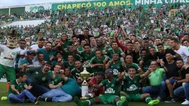 空难一周年后,坚韧不屈的沙佩科人站起来了