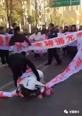 还我房产!3年不交楼、户口办不了!业主横幅刷满整栋楼!合肥10大烂
