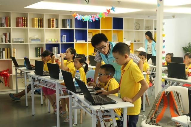 上小学前,孩子要不要学编程?智能时代,数学早