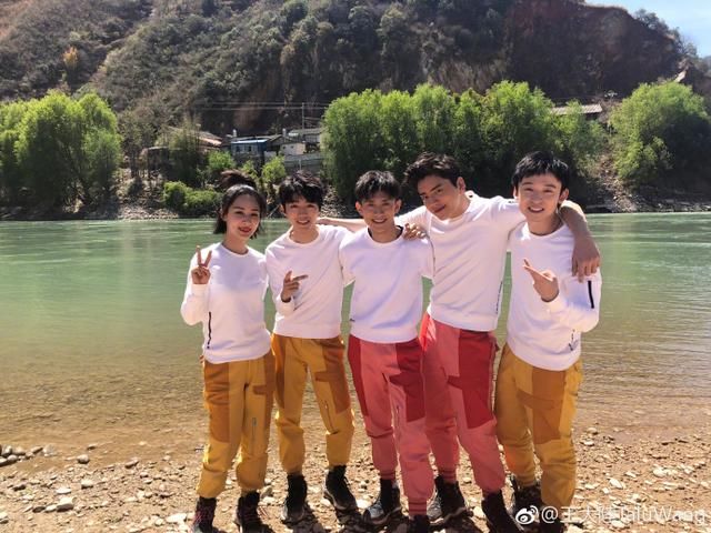 杨紫强势加盟《超能少年团》,站王俊凯旁合影