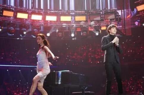 林志玲出道18年,现给一网红赤脚伴舞,钢琴伴奏