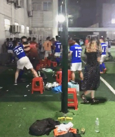 这就是中国足球!业余比赛疯狂群殴 动作都是限