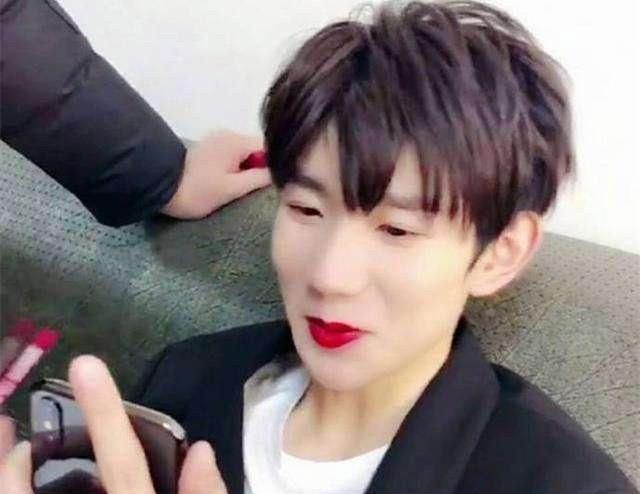 男明星涂口红,蔡徐坤最撩,郑恺搞笑,王源美艳,但