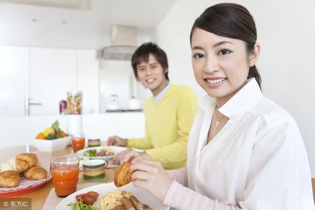 婆婆每天给我留剩饭，提前下班回家看到厨房里的菜，我眼眶红了