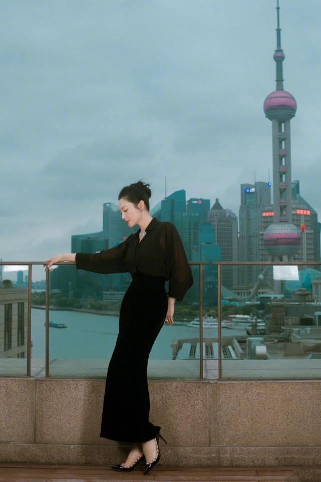 51岁陈红气质惊艳,黑皮衣显优越身材,镂空勾花配百褶裙真精致