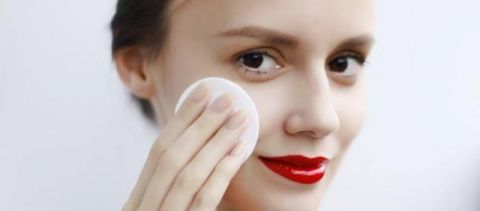 卸妆水卸妆过程