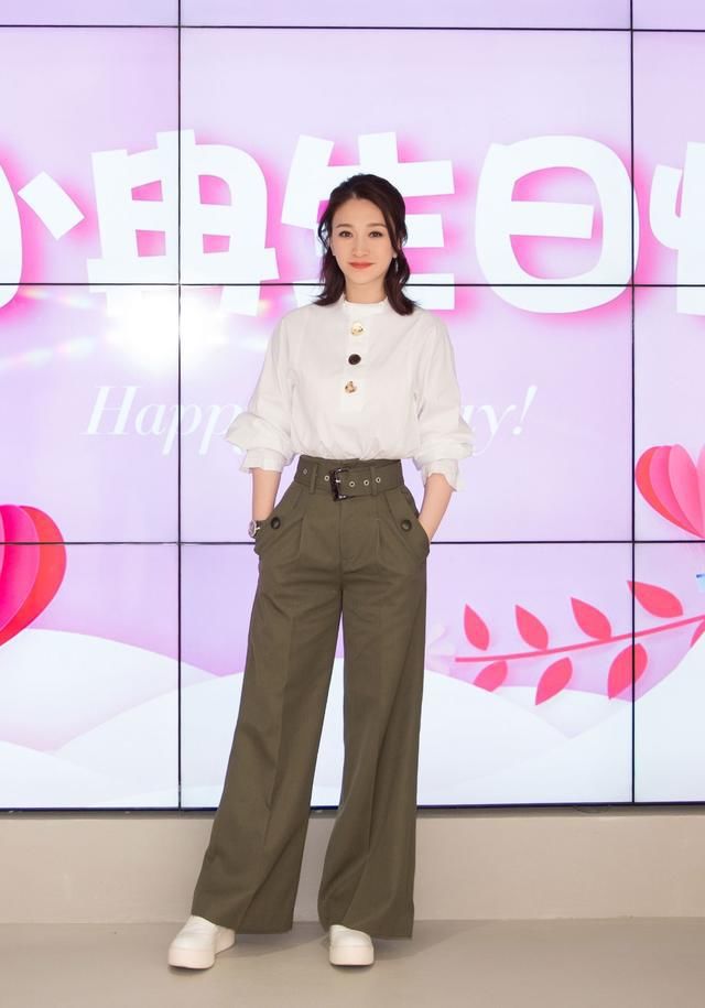 她出道23年却戏红人不红，今穿黑色拼接丝绒裙，尽显优雅大气