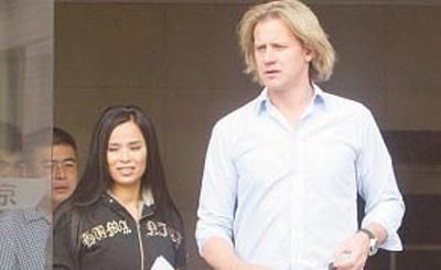 嫁到国外又离婚狼狈回国的女星,就服张末和韦